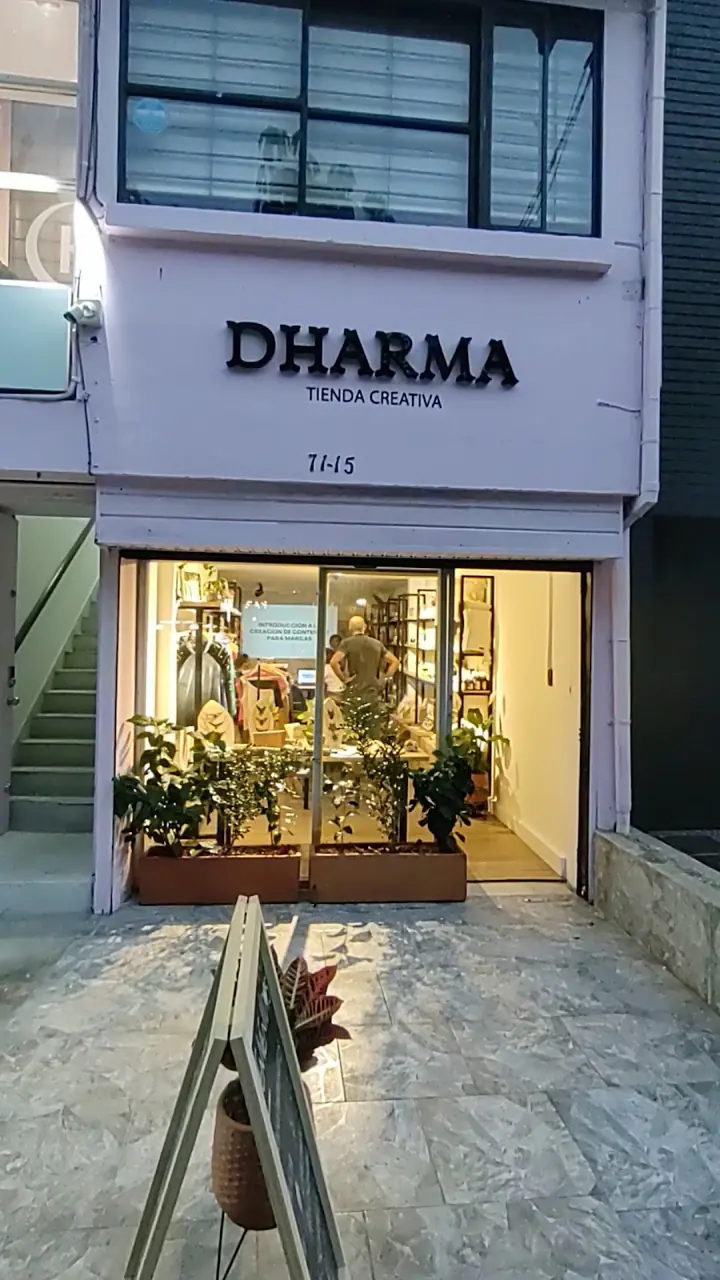 Fachada de Dharma con plantas en la entrada