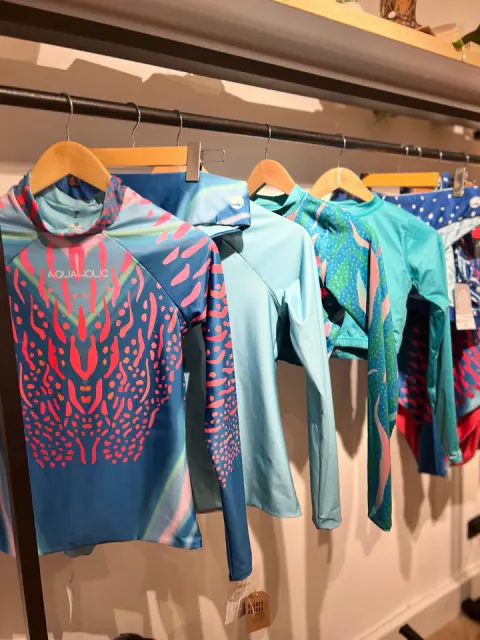 Prendas estampadas colgadas en la tienda