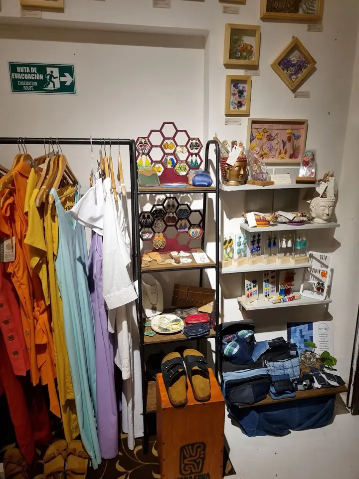 Perchero con prendas de colores y repisas con accesorios