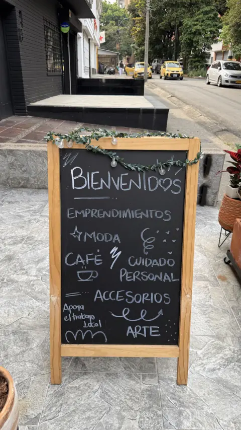 Tablero en la entrada: Bienvenidos, emprendimientos, moda, café, cuidado personal, accesorios y arte