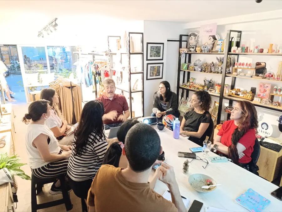 Grupo en un taller alrededor de una mesa dentro de la tienda
