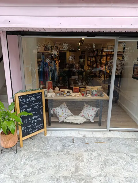 Vitrina de la entrada con cojines, plantas y un tablero